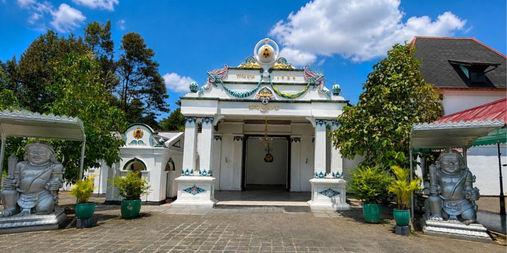 private car rental in yogyakarta city with driver